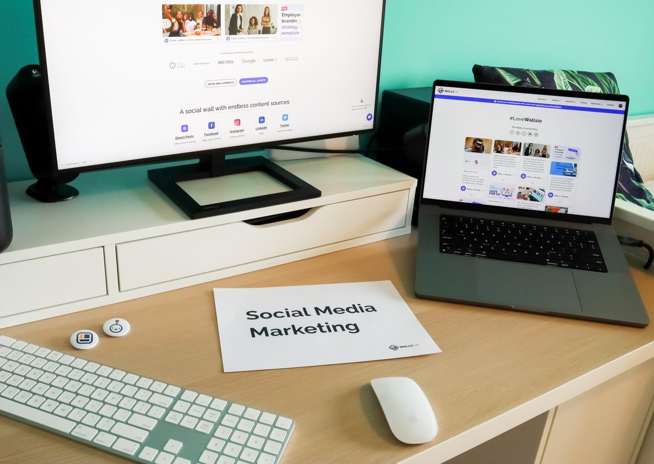 Un espace de travail élégant avec un ordinateur portable et un écran pour le marketing sur les réseaux sociaux.